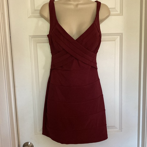 LBD in Burgundy with padded top - Picture 5 of 9